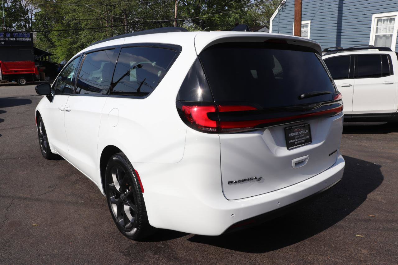 Used 2025 Chrysler Pacifica Limited FWD image 3
