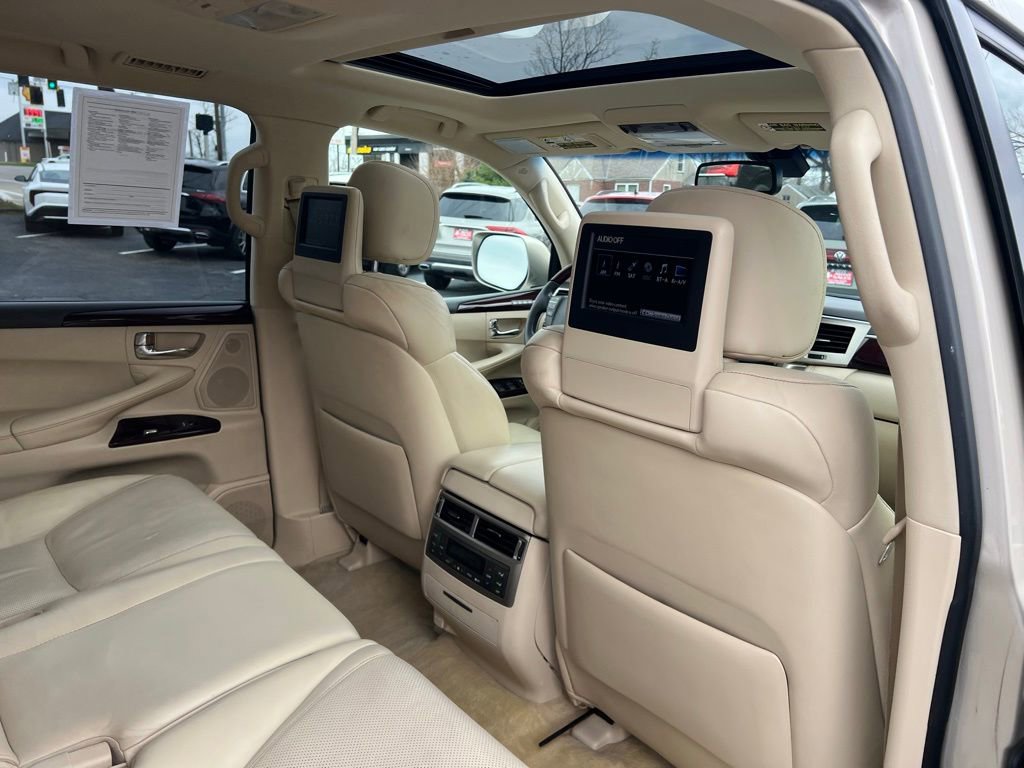 Used 2013 Lexus LX 570 4WD w/ Luxury Pkg image 30