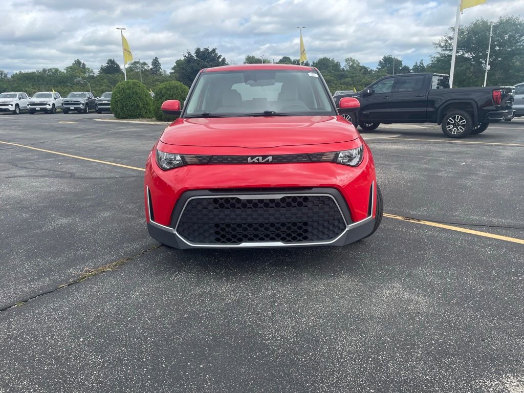 Used 2023 Kia Soul LX image 2