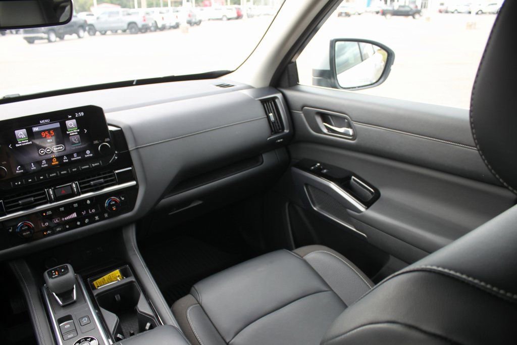 Used 2023 Nissan Pathfinder SL w/ Lighting Package (N92) image 8