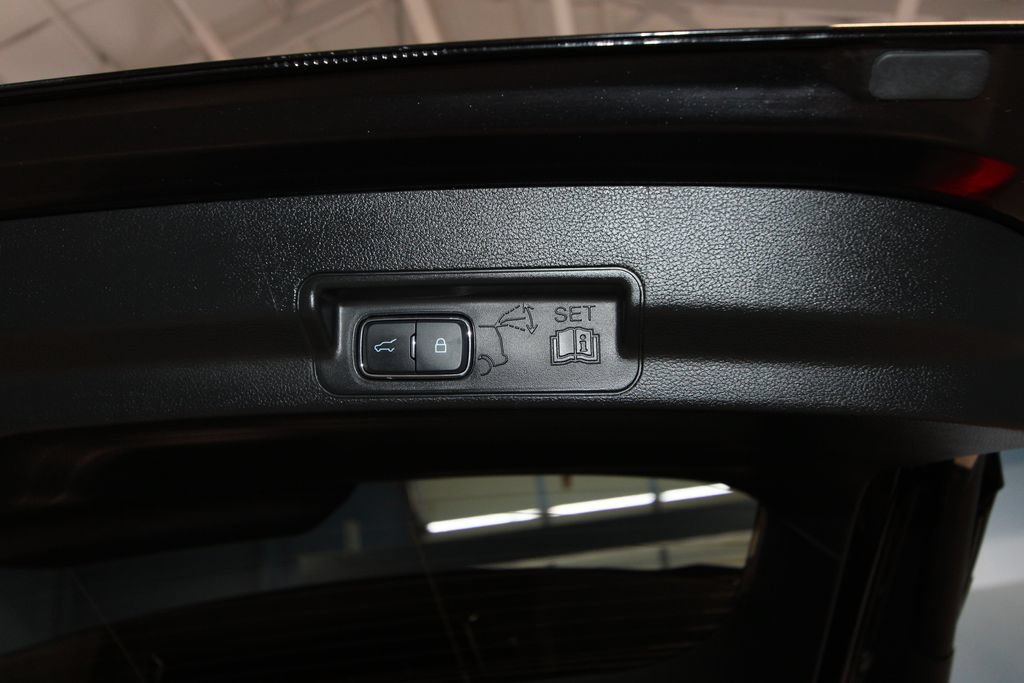 Used 2024 Ford Explorer XLT w/ Equipment Group 202A AWD/4WD image 39