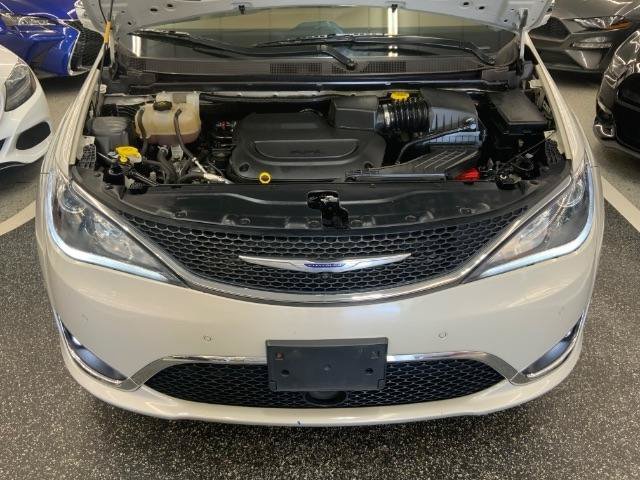 Used 2019 Chrysler Pacifica Limited w/ Tire & Wheel Group FWD image 39