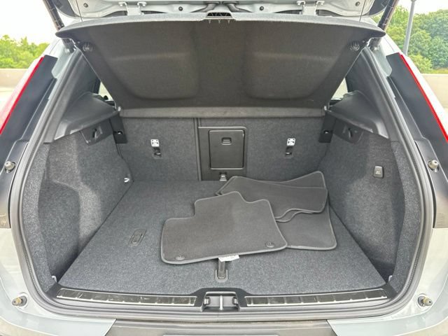 Certified 2025 Volvo XC40 B5 Plus AWD/4WD image 33