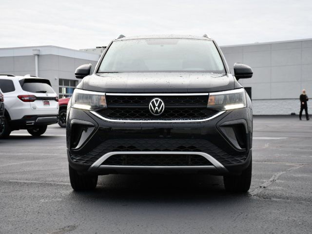 Used 2022 Volkswagen Taos SE FWD image 2
