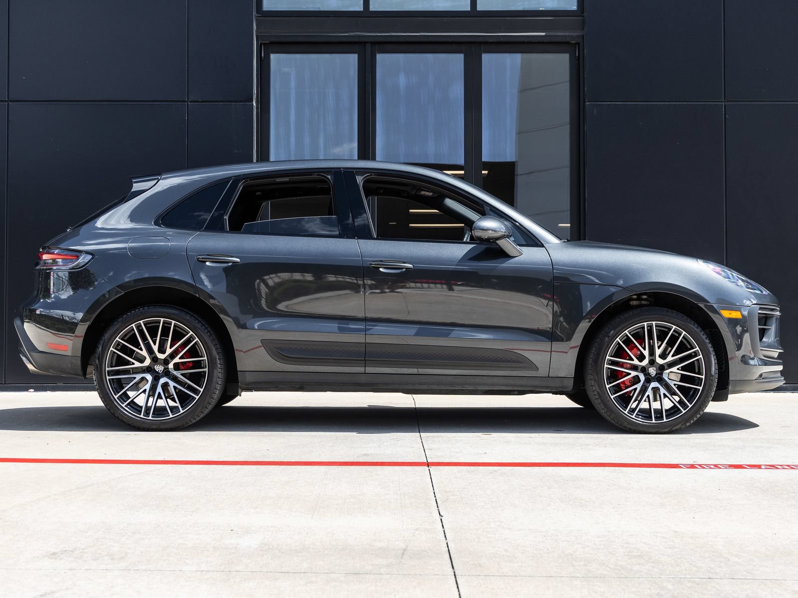 Certified 2024 Porsche Macan S AWD/4WD image 12