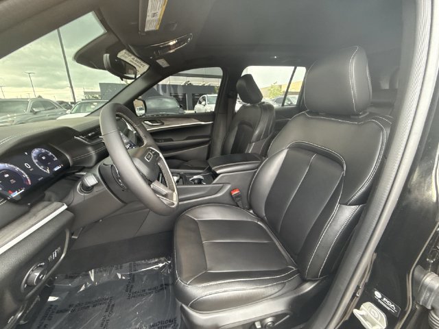 Used 2024 Jeep Grand Cherokee Limited w/ Black Appearance Package AWD/4WD image 11
