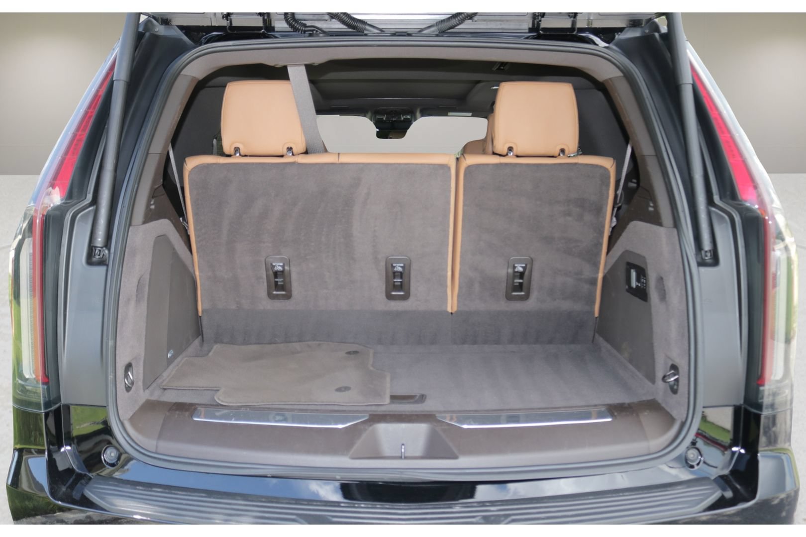 Certified 2023 Cadillac Escalade Premium Luxury RWD image 17