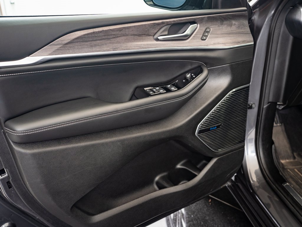 Used 2022 Jeep Grand Cherokee Overland image 25