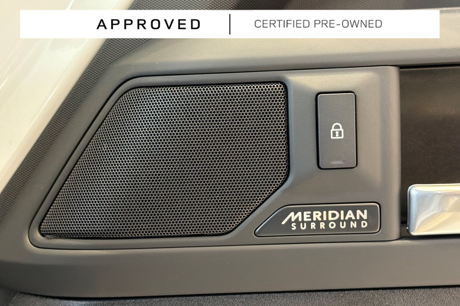 Used 2025 Land Rover Defender 130 X-Dynamic SE AWD/4WD image 32