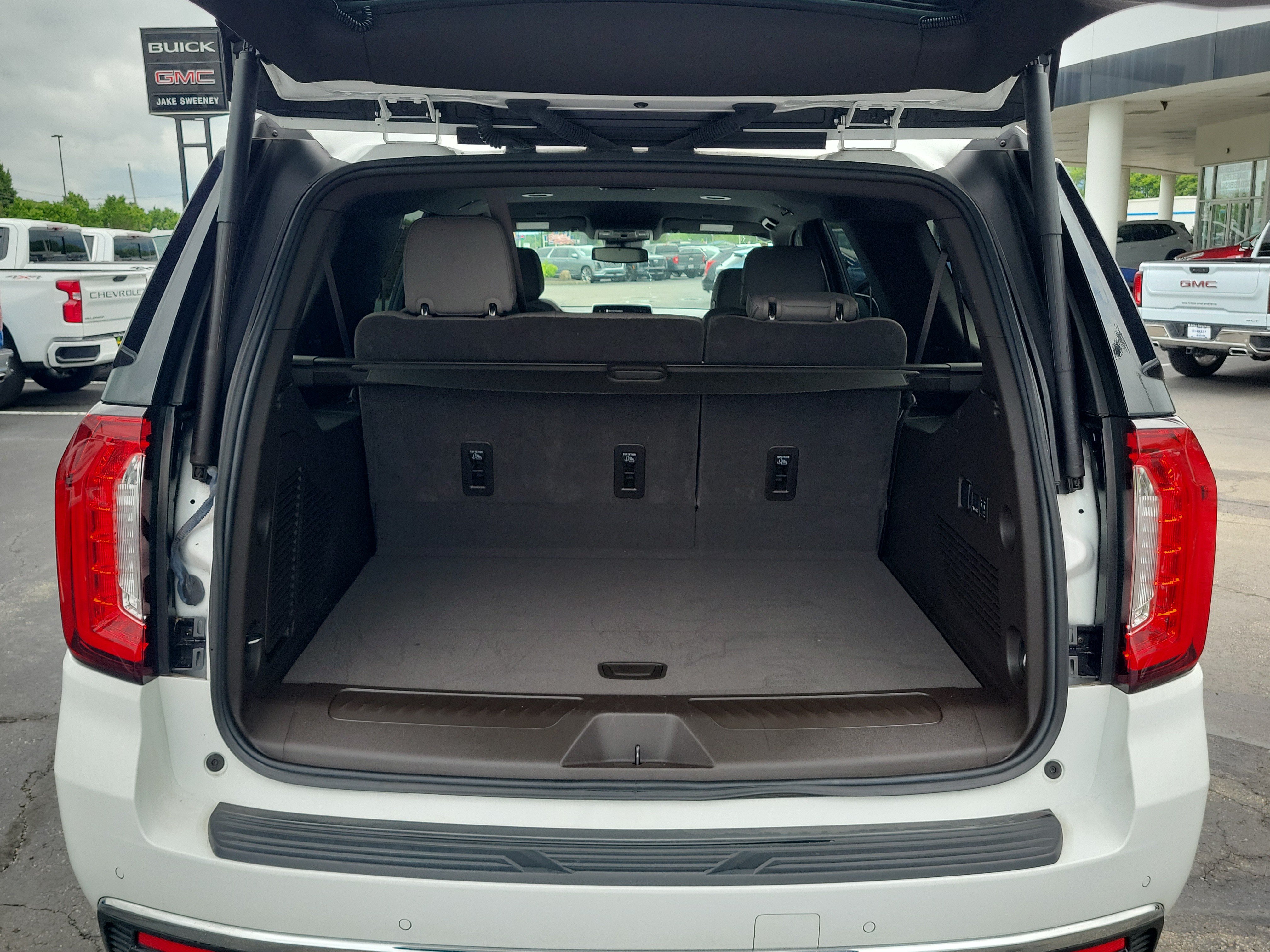 Used 2024 GMC Yukon XL SLT w/ SLT Luxury Package AWD/4WD image 8