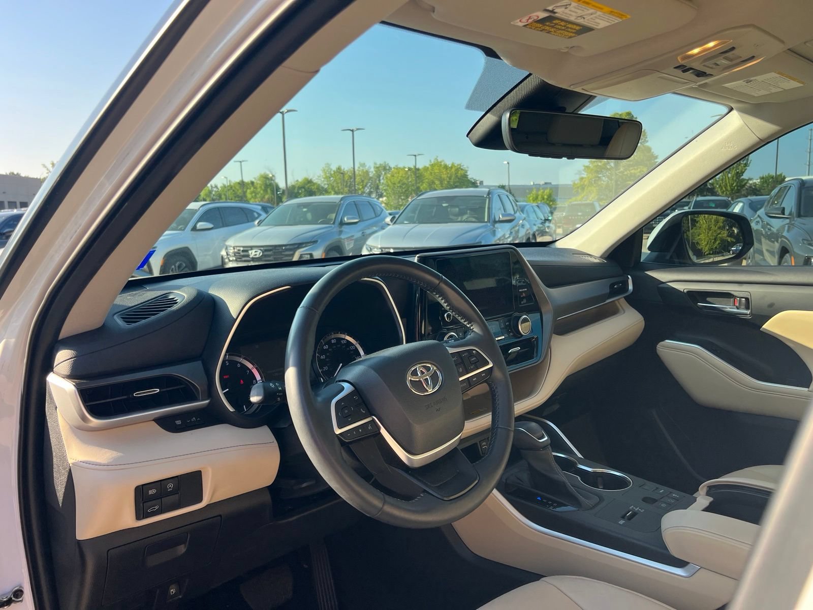 Used 2023 Toyota Highlander XLE FWD image 25