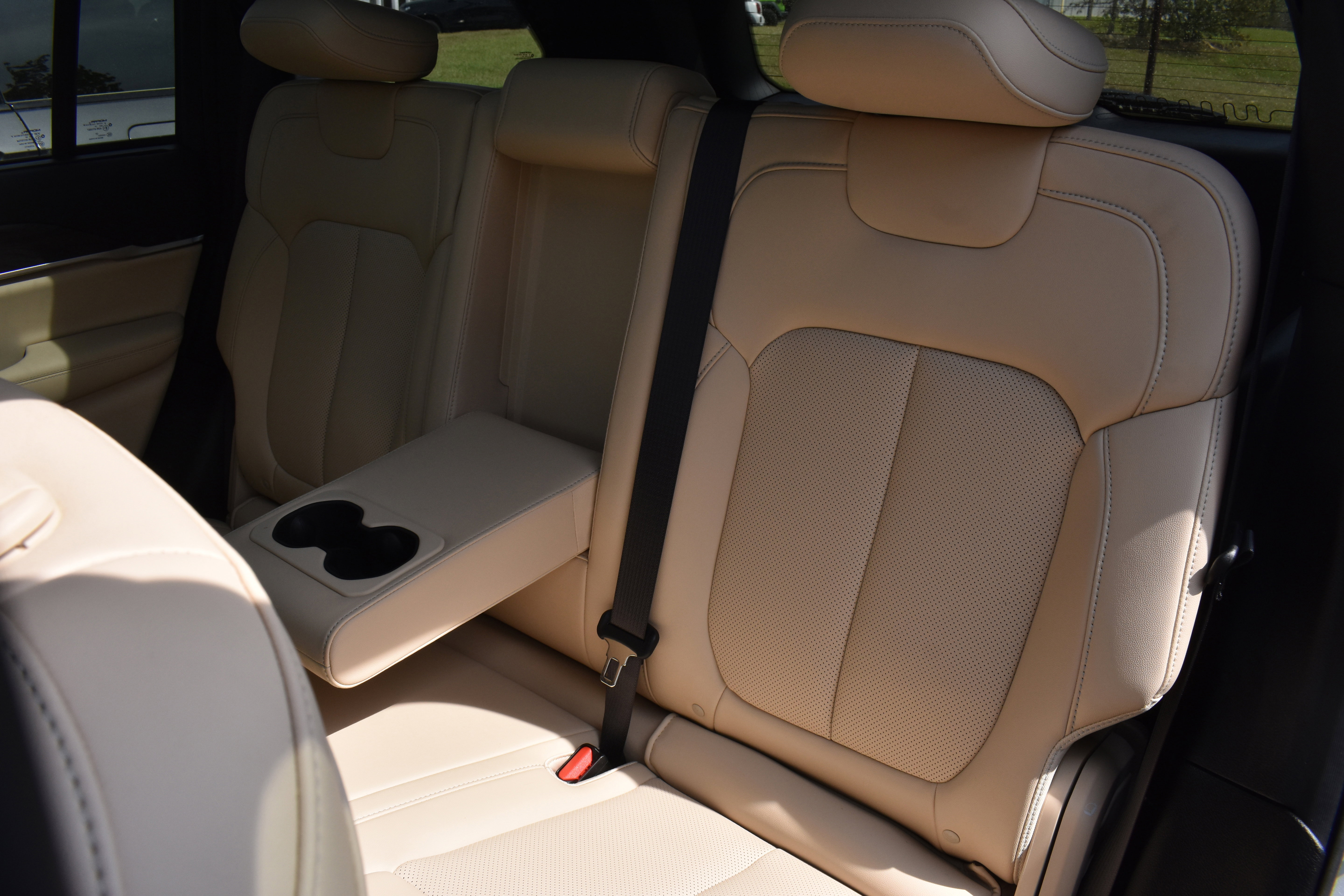 Used 2025 Jeep Grand Cherokee Limited w/ Luxury Tech Group II image 28