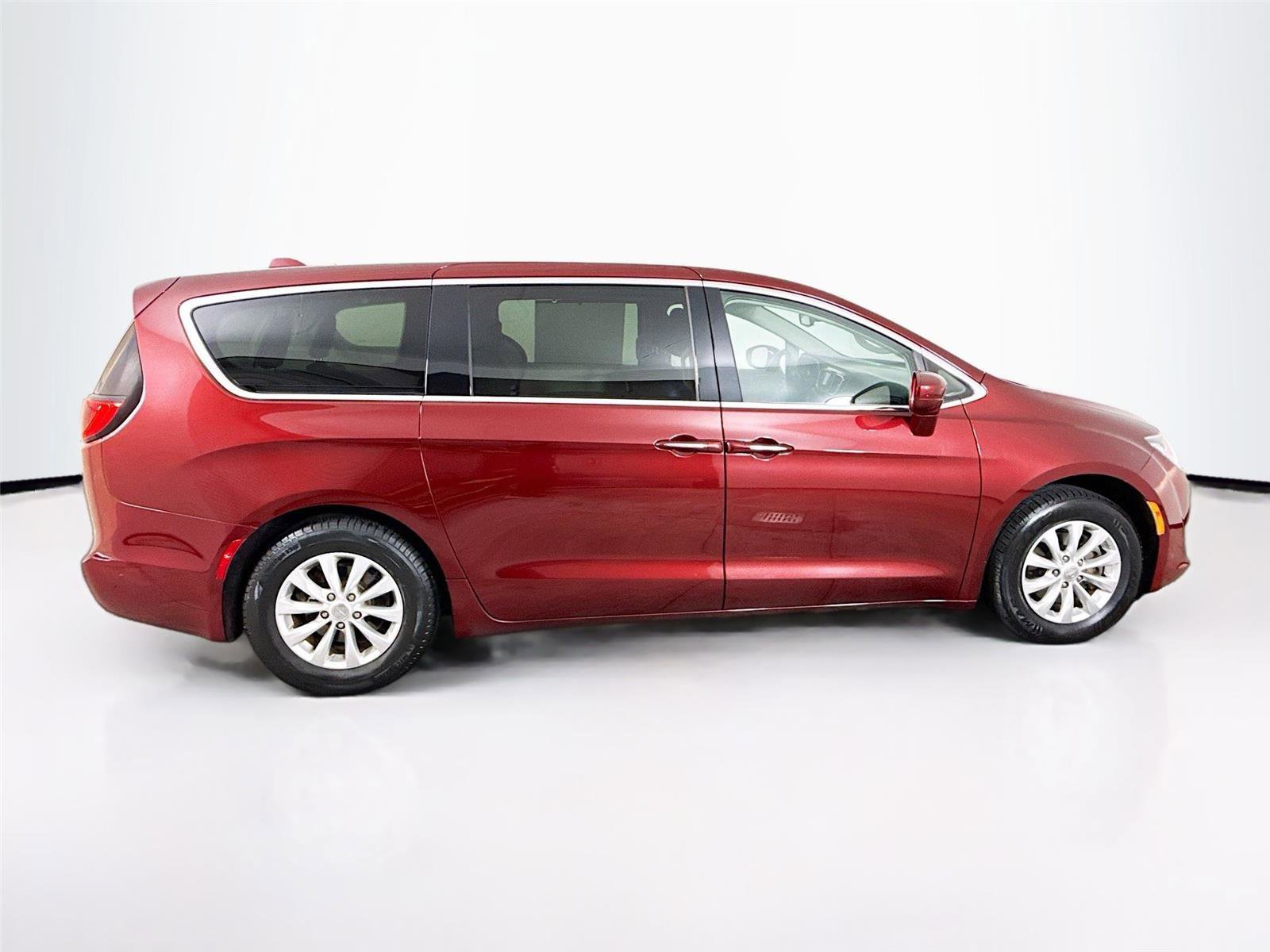 Used 2018 Chrysler Pacifica Touring Plus image 8