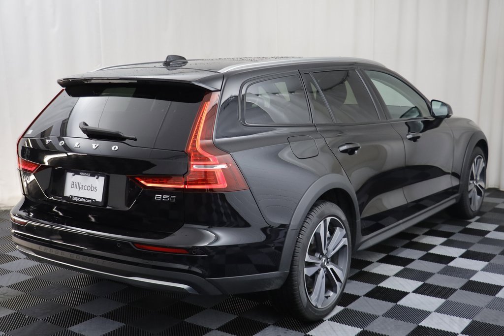 Used 2025 Volvo V60 B5 Cross Country Plus image 17