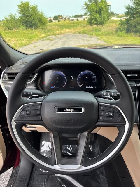Used 2025 Jeep Grand Cherokee Limited AWD/4WD image 9