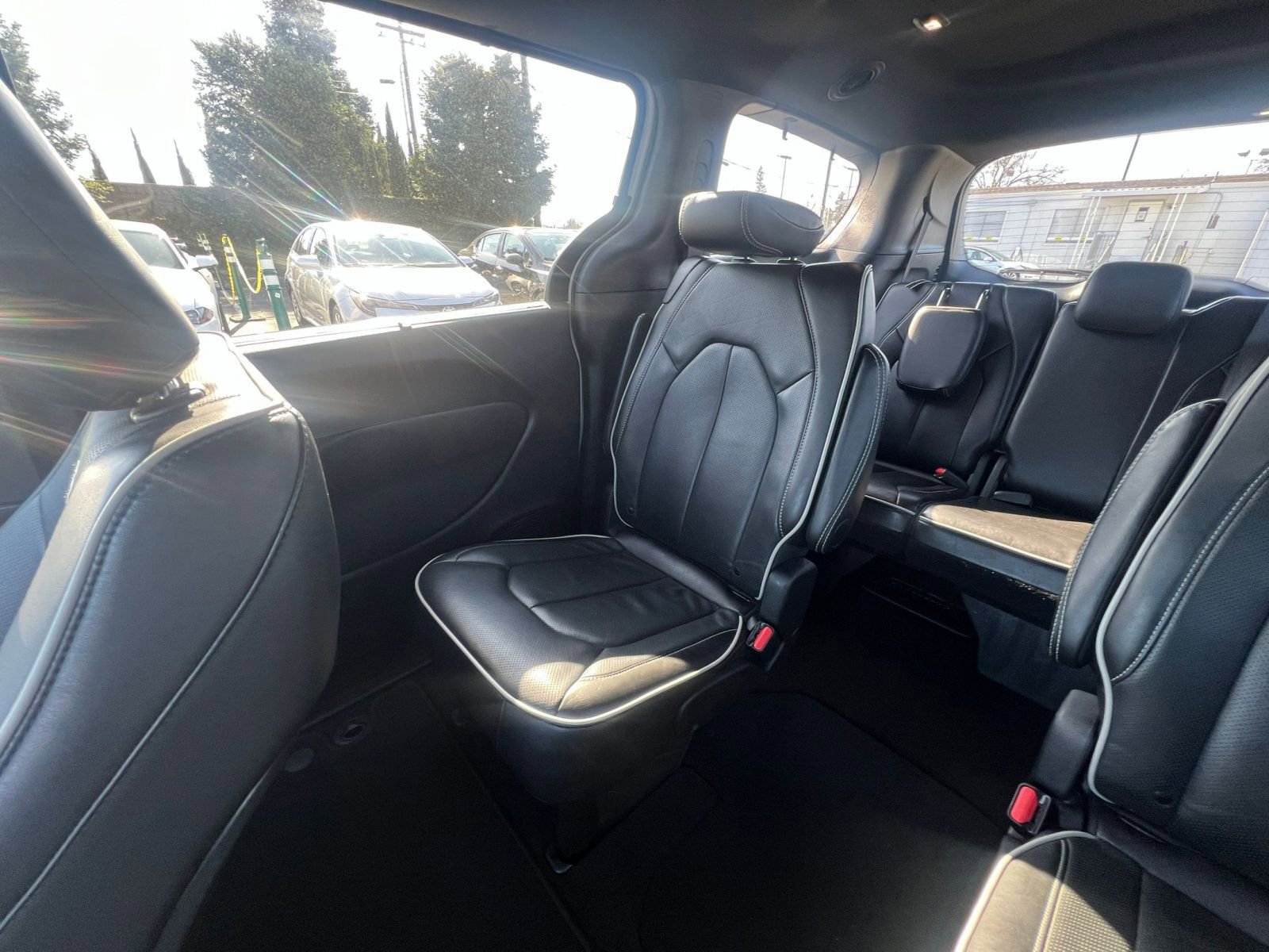 Used 2025 Chrysler Pacifica Limited image 37