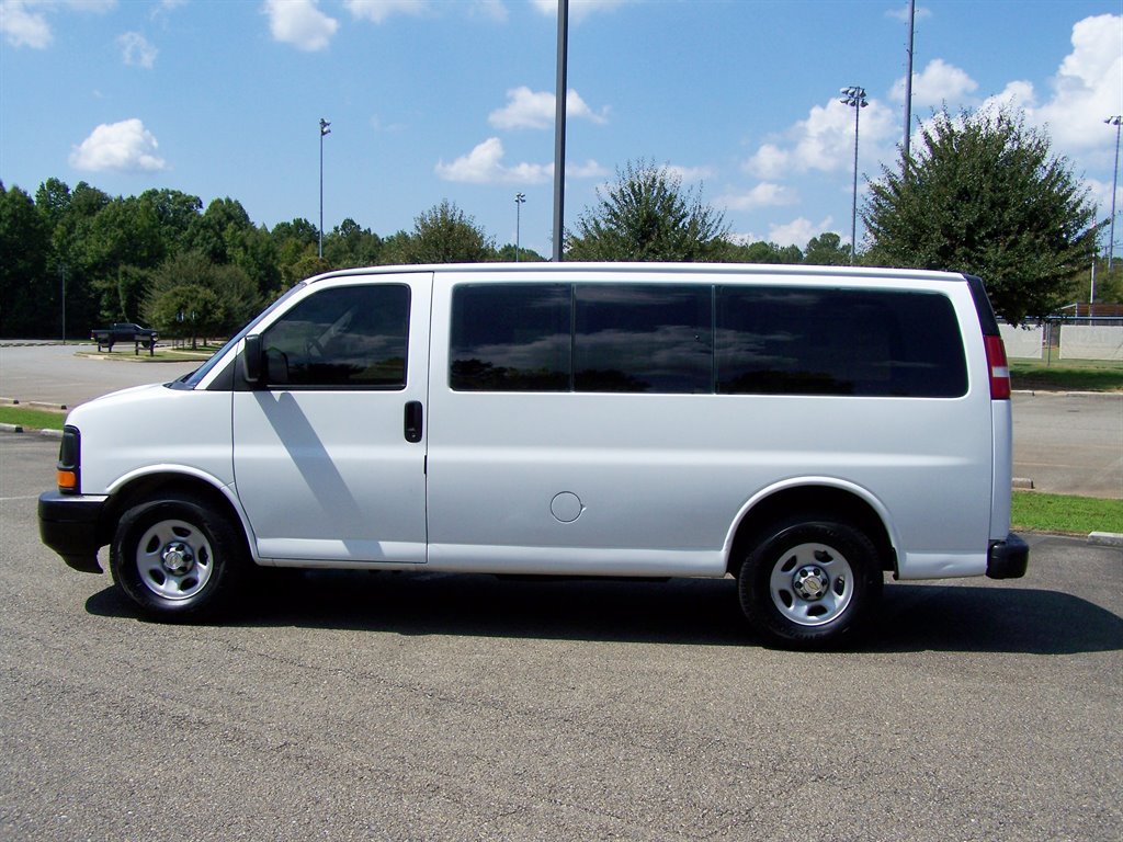 Used 2004 Chevrolet Express 1500 Passenger RWD image 5