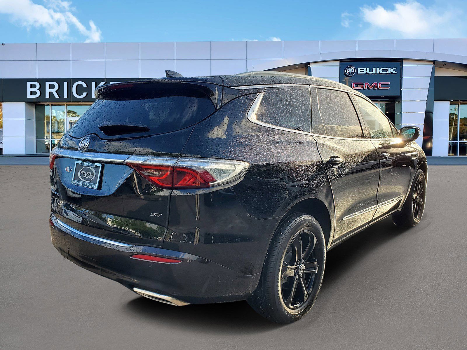Used 2024 Buick Enclave Essence w/ Sport Touring Edition FWD image 3