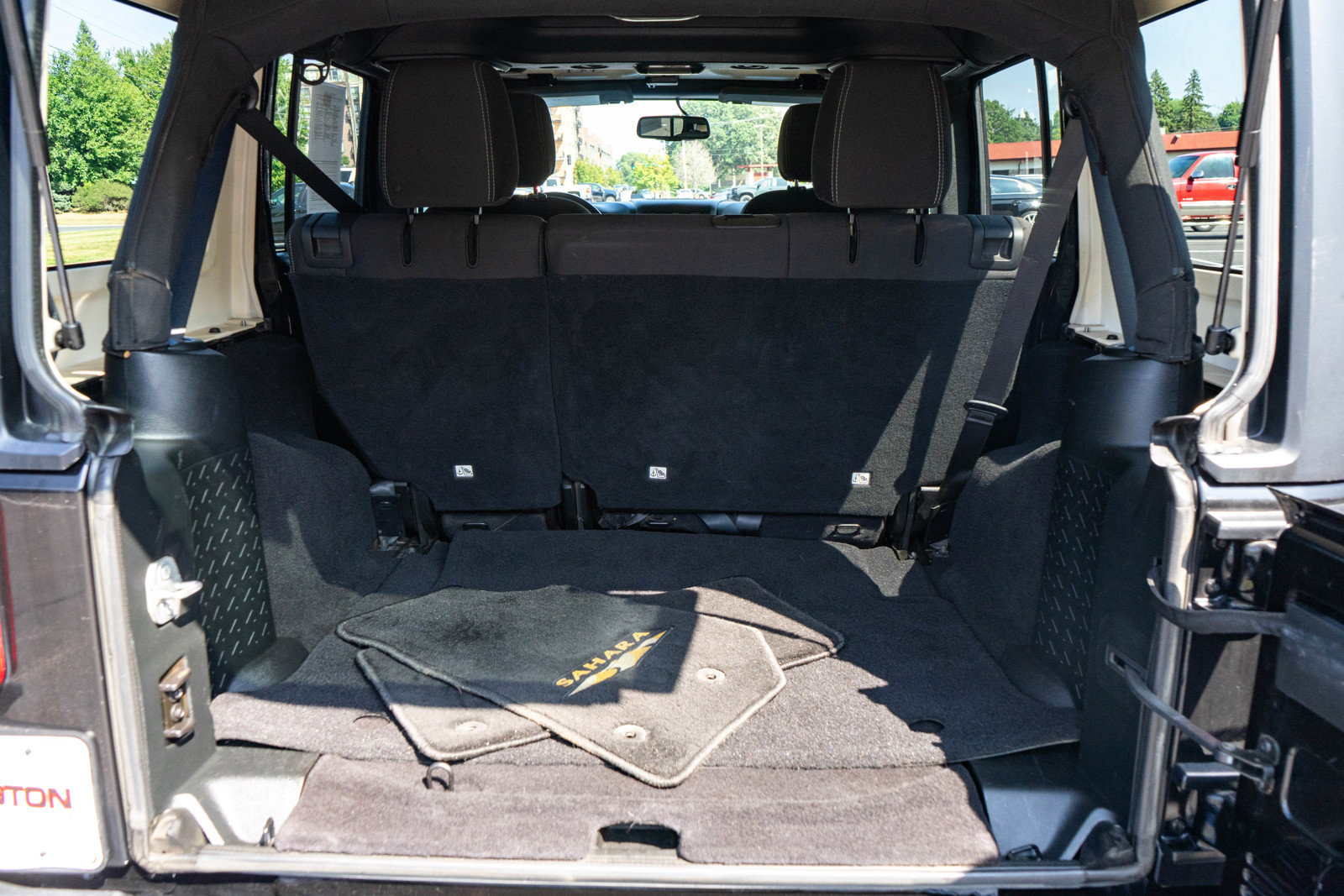 Used 2018 Jeep Wrangler Unlimited Sahara AWD/4WD image 9