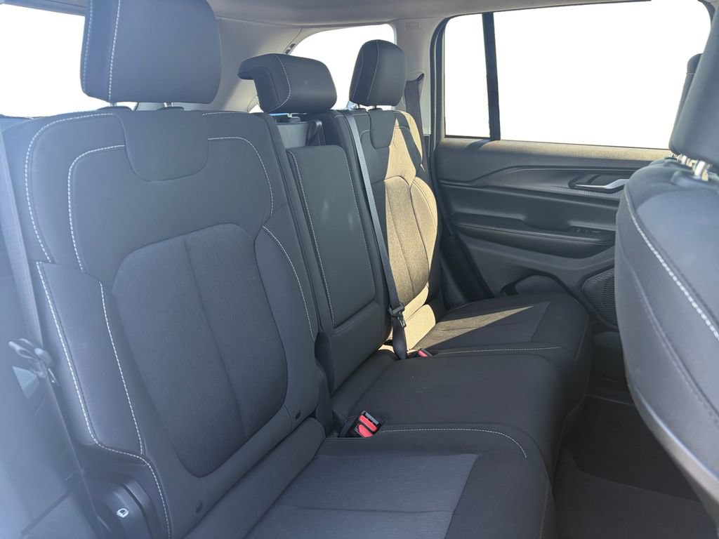 Used 2024 Jeep Grand Cherokee Laredo RWD image 18