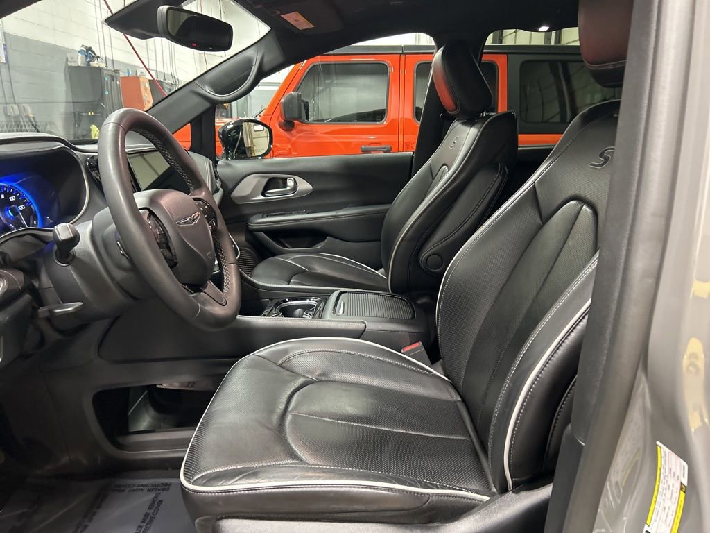 Used 2025 Chrysler Pacifica Limited image 17