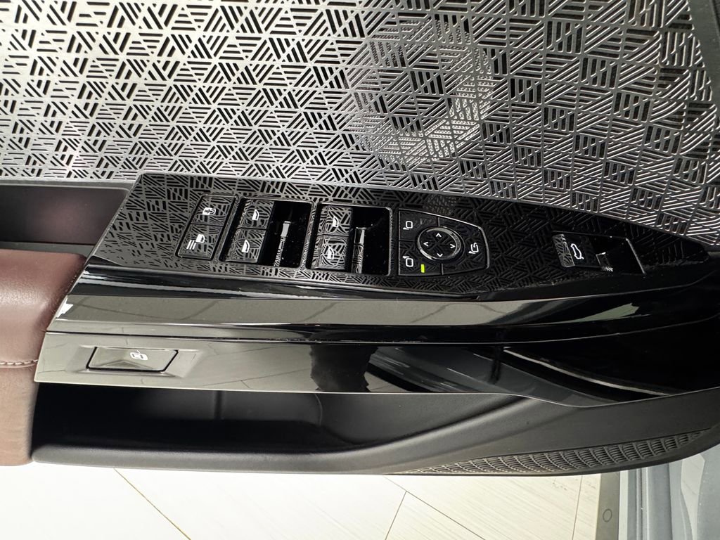 Used 2023 BMW 760i xDrive w/ Executive Package image 29