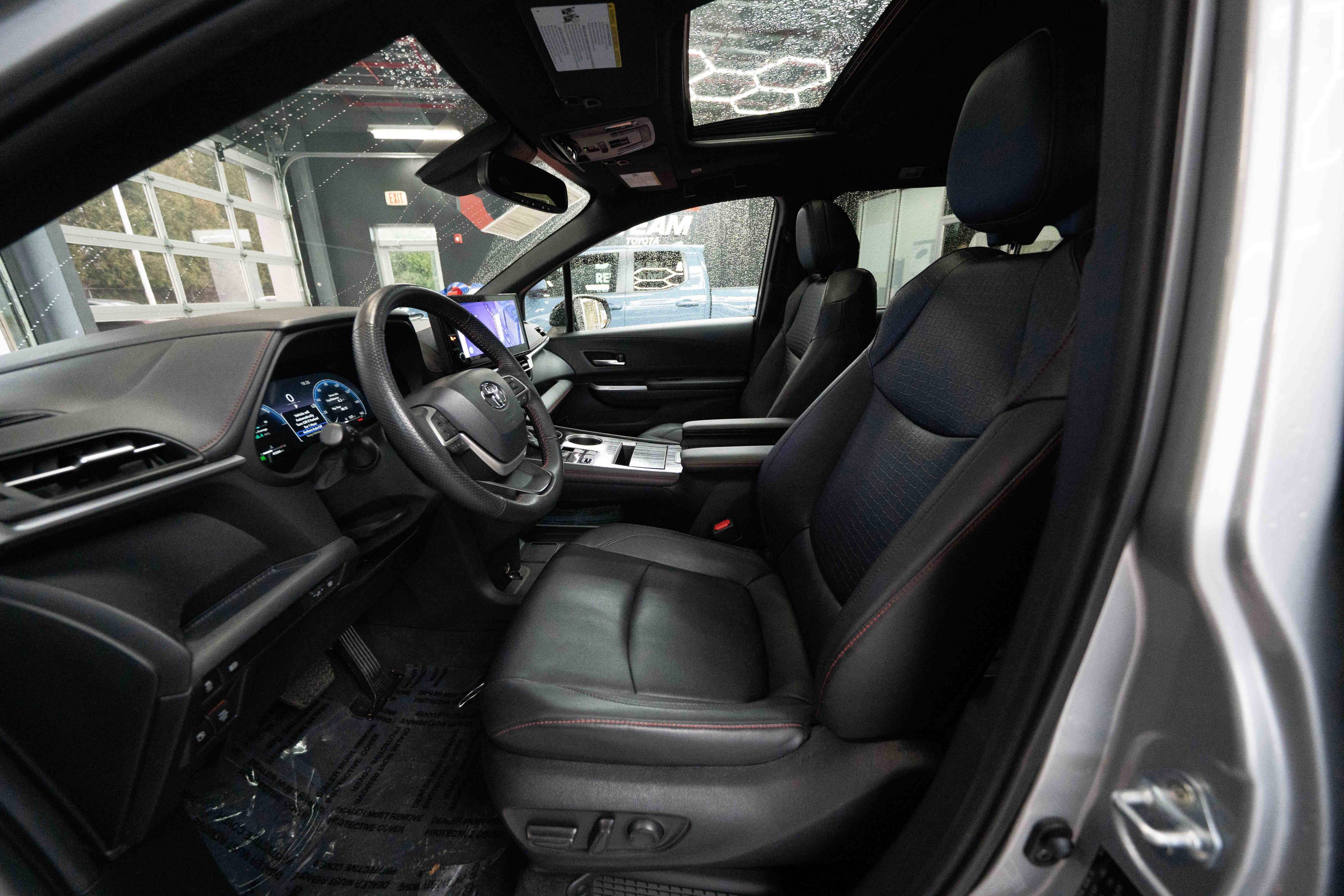 Used 2025 Toyota Sienna XSE image 9