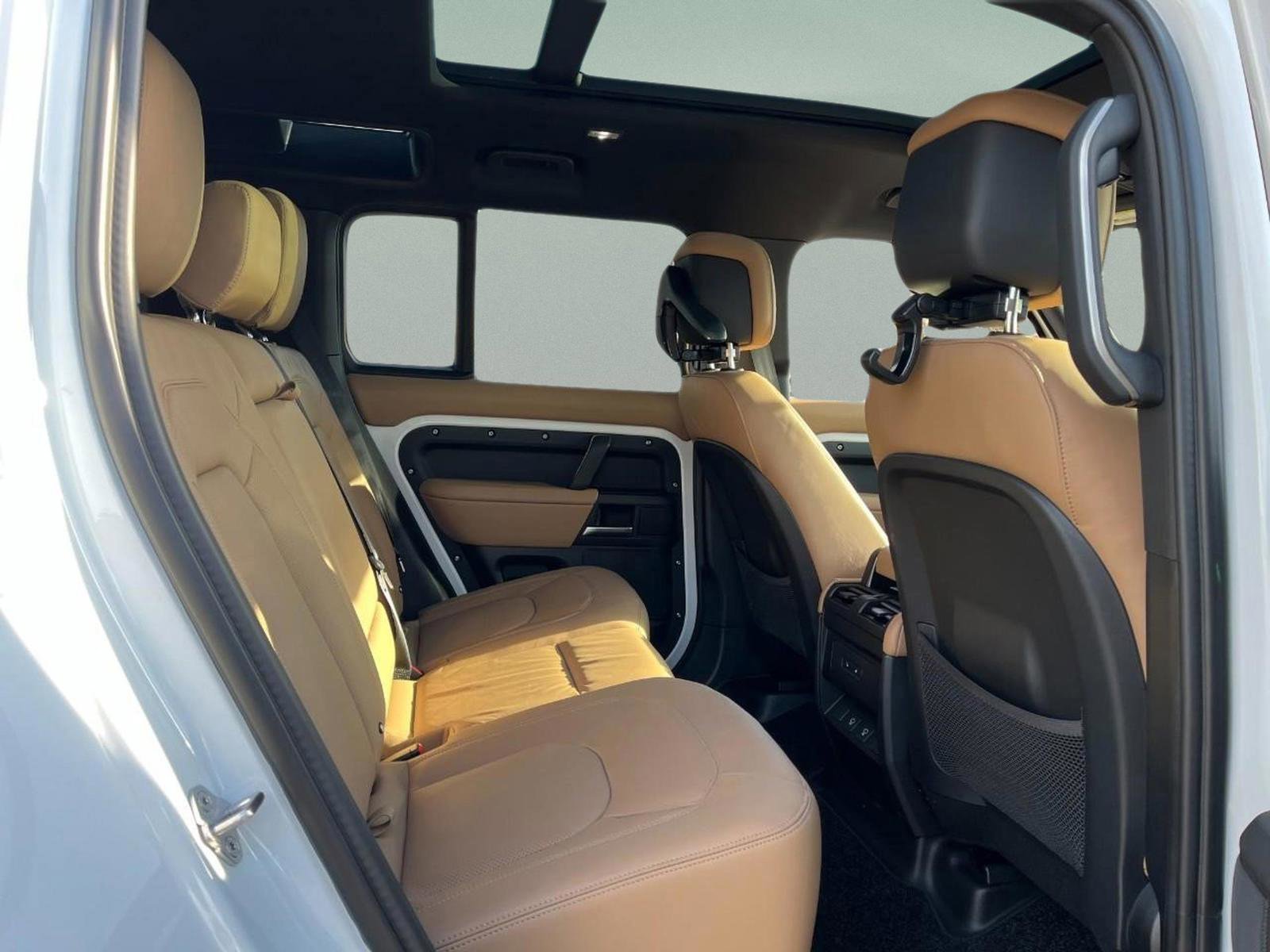 Used 2025 Land Rover Defender 110 X-Dynamic SE image 30