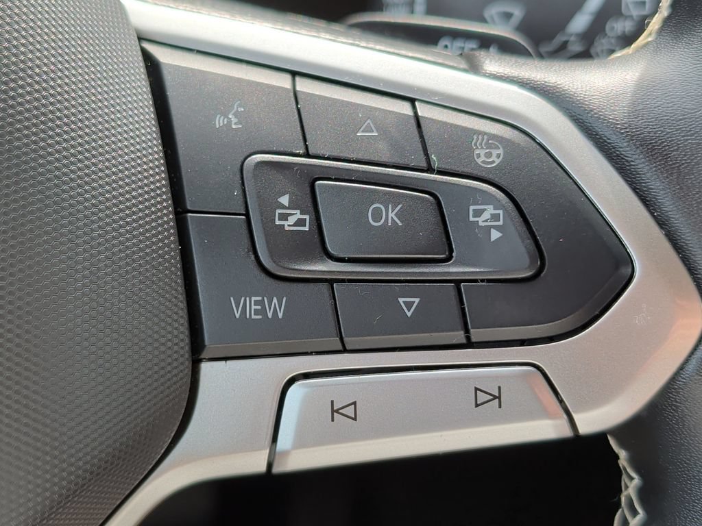 Used 2025 Volkswagen Atlas SE AWD/4WD image 13