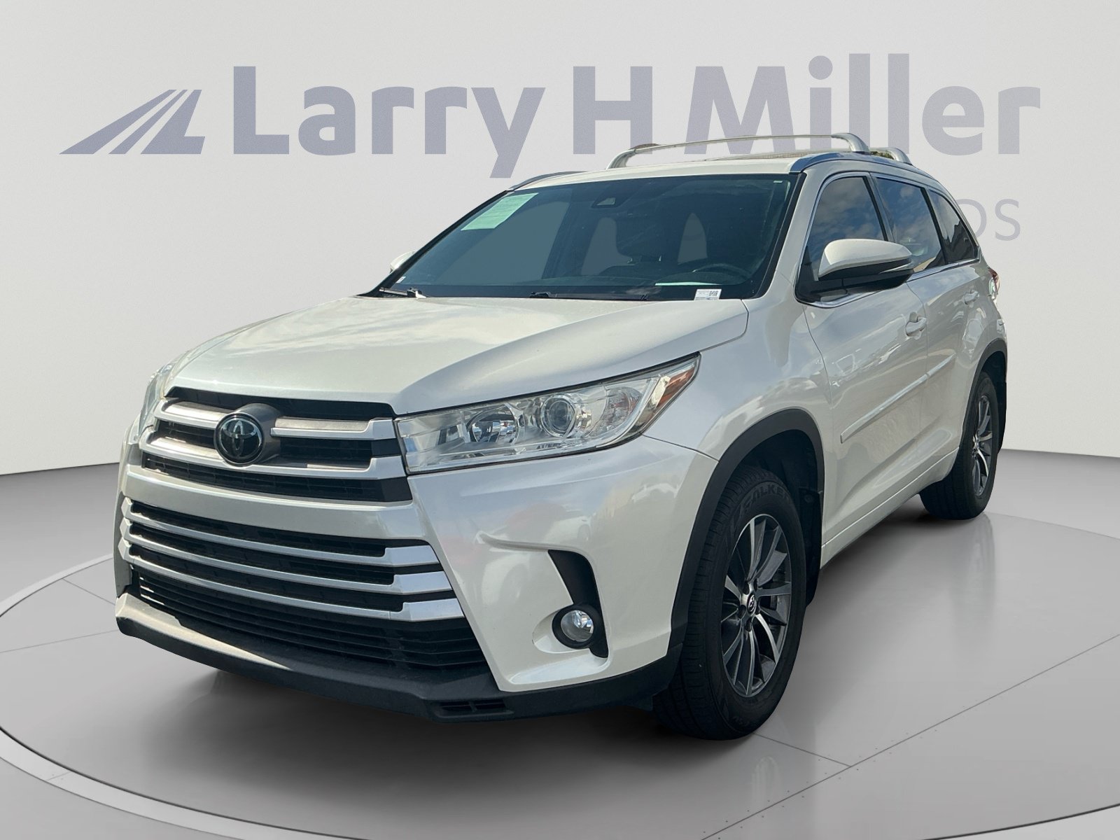 Used 2017 Toyota Highlander XLE AWD/4WD image 1