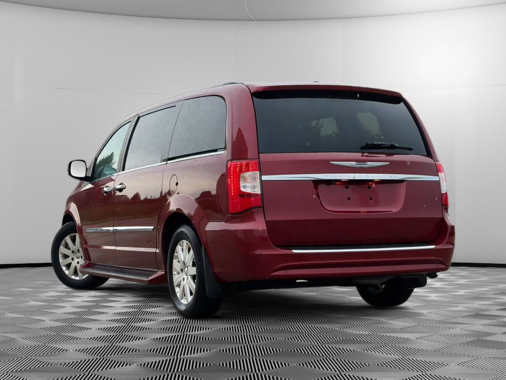 Used 2012 Chrysler Town & Country Touring-L w/ Driver Convenience Group FWD image 5
