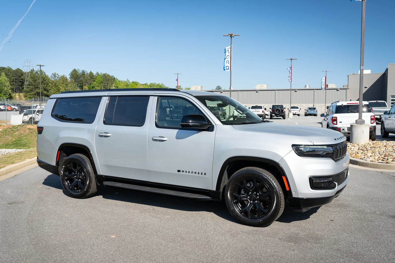 Used 2025 Jeep Wagoneer L Series II AWD/4WD image 12