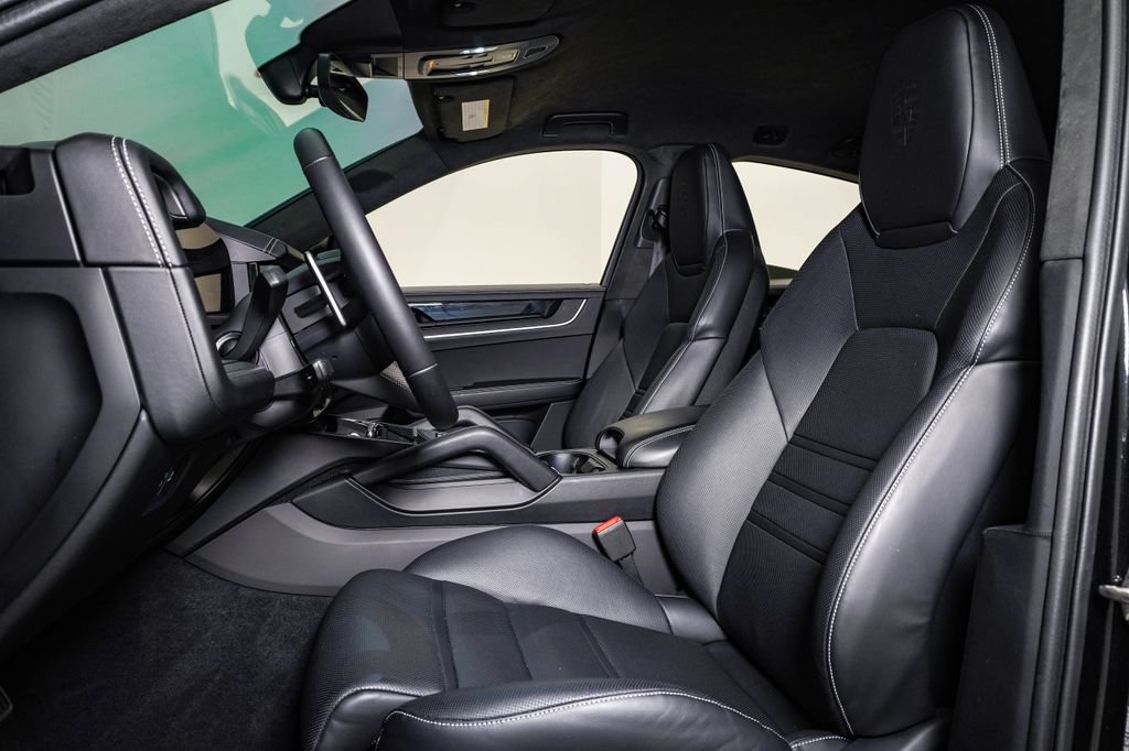 Certified 2025 Porsche Cayenne Turbo GT AWD/4WD image 5