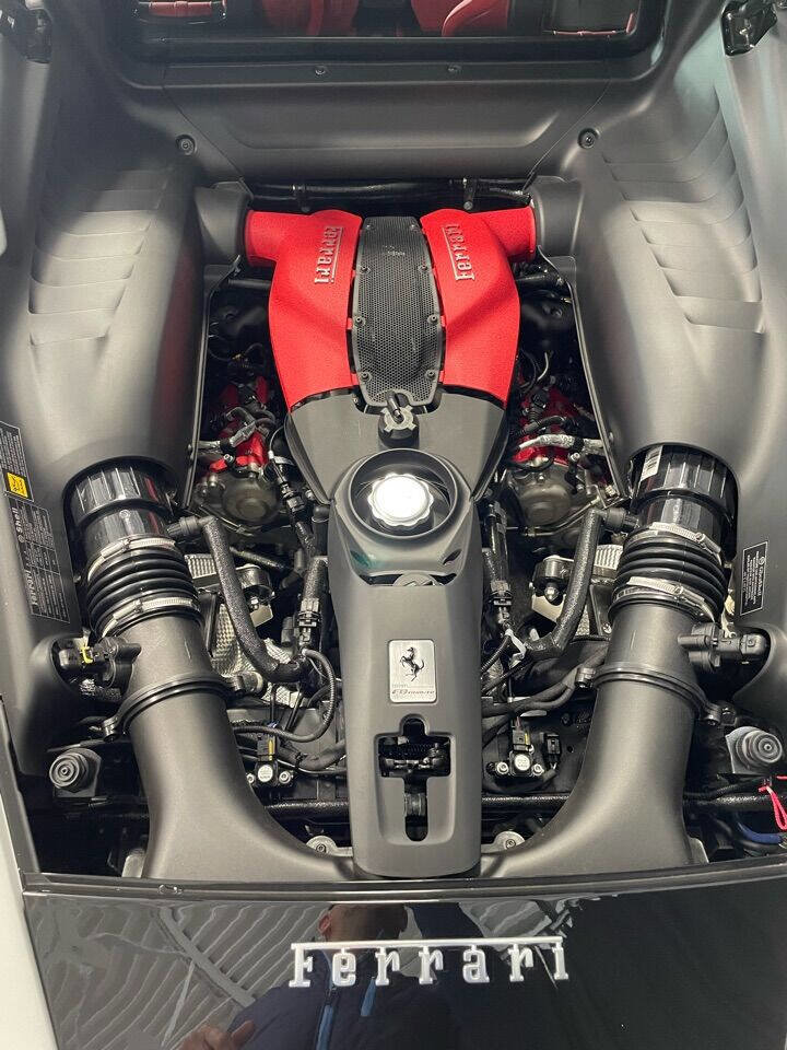 Used 2022 Ferrari F8 Tributo image 31