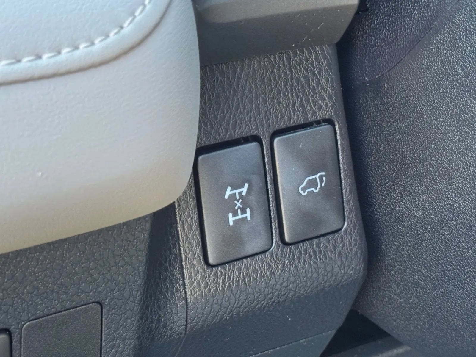 Used 2018 Toyota RAV4 XLE AWD/4WD image 25