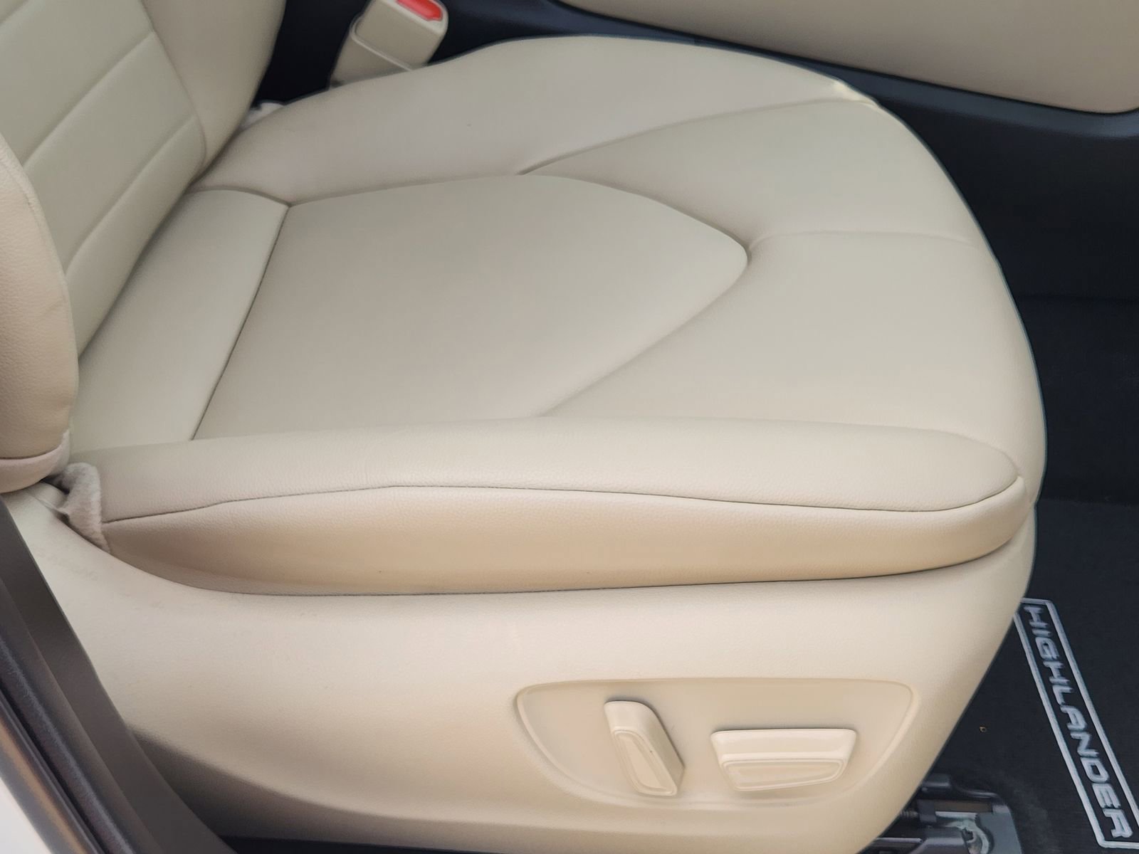 Used 2023 Toyota Highlander XLE FWD image 28