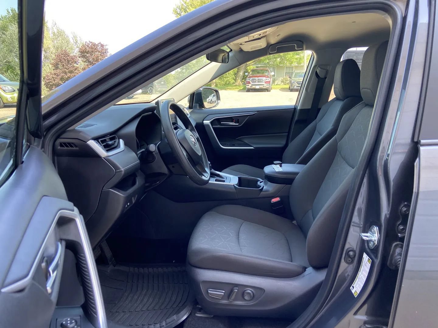 Used 2025 Toyota RAV4 XLE AWD/4WD image 10