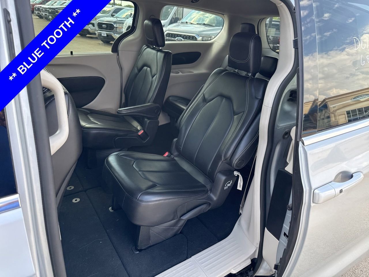 Used 2023 Chrysler Pacifica Touring-L FWD image 7