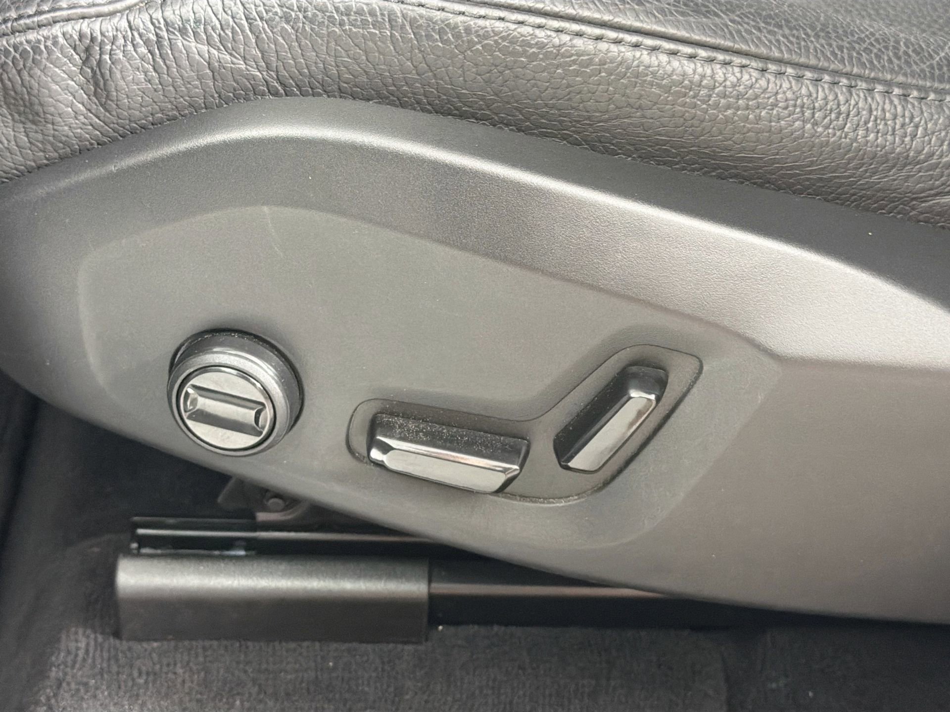 Certified 2023 Volvo XC60 B5 Plus AWD/4WD image 19