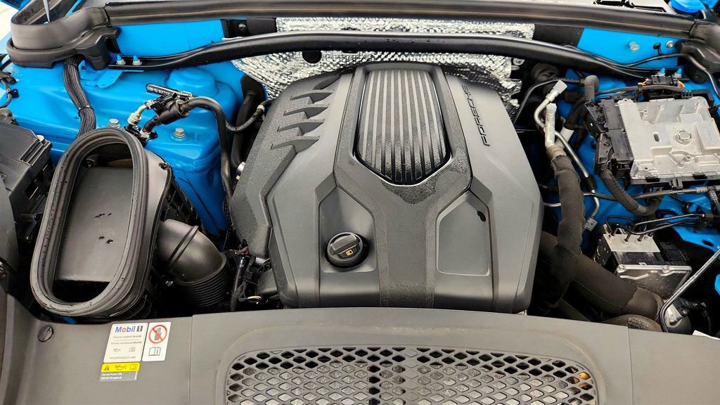 Used 2022 Porsche Macan w/ Premium Package Plus image 25