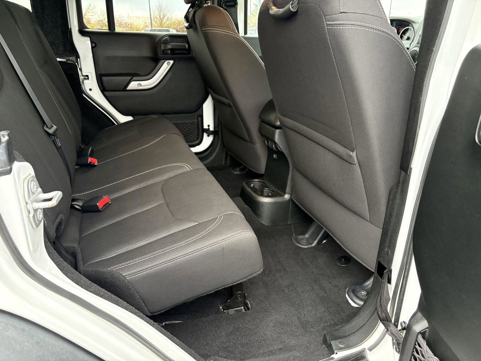 Used 2018 Jeep Wrangler Unlimited Rubicon w/ Connectivity Group image 12