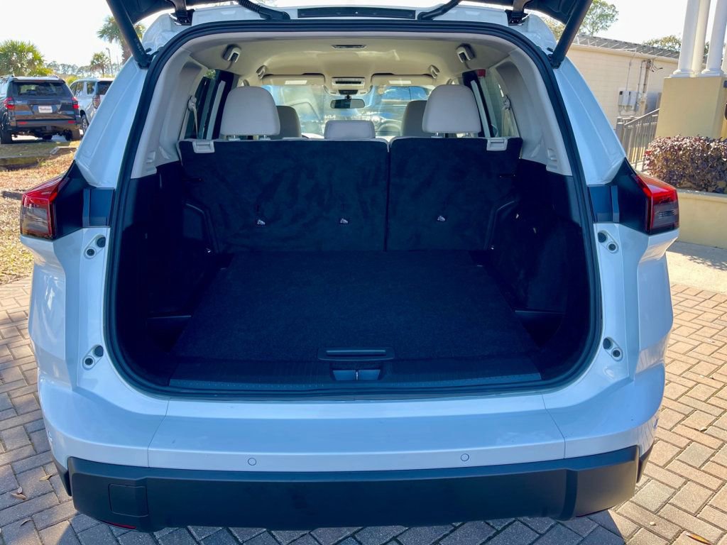 Used 2025 Nissan Rogue SV image 5