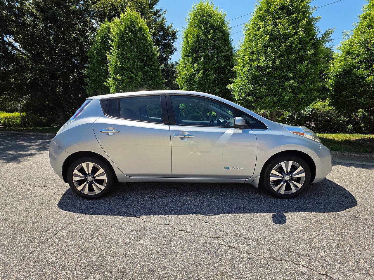 Used 2015 Nissan Leaf SL w/ Premium Package FWD image 6