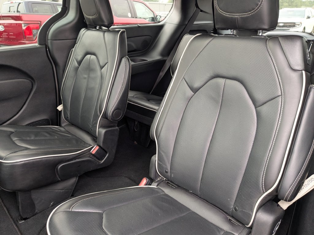 Used 2025 Chrysler Pacifica Limited FWD image 25