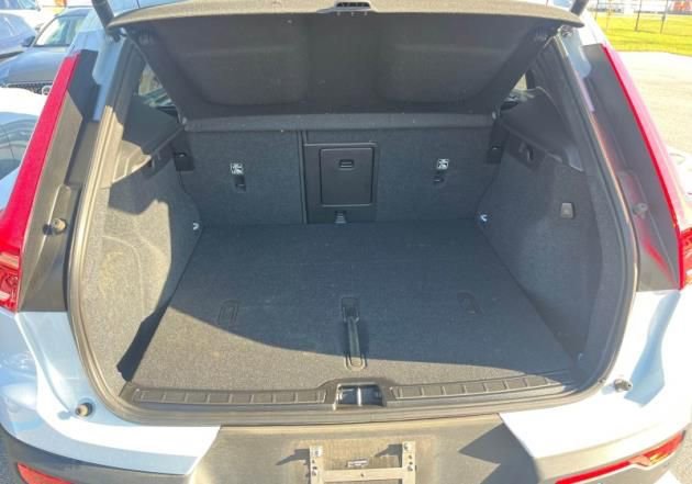 Used 2025 Volvo XC40 B5 Plus image 5