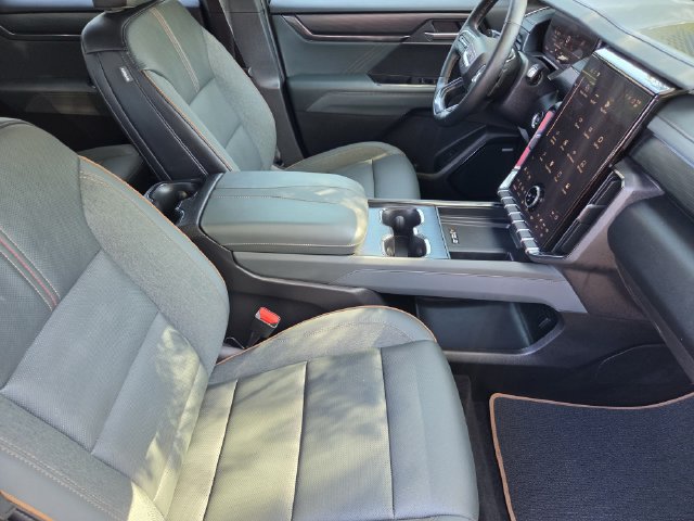 Used 2026 GMC Acadia AT4 w/ Luxury Package AWD/4WD image 12