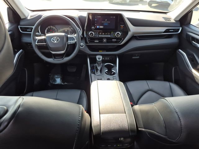 Used 2025 Toyota Highlander XLE FWD image 18