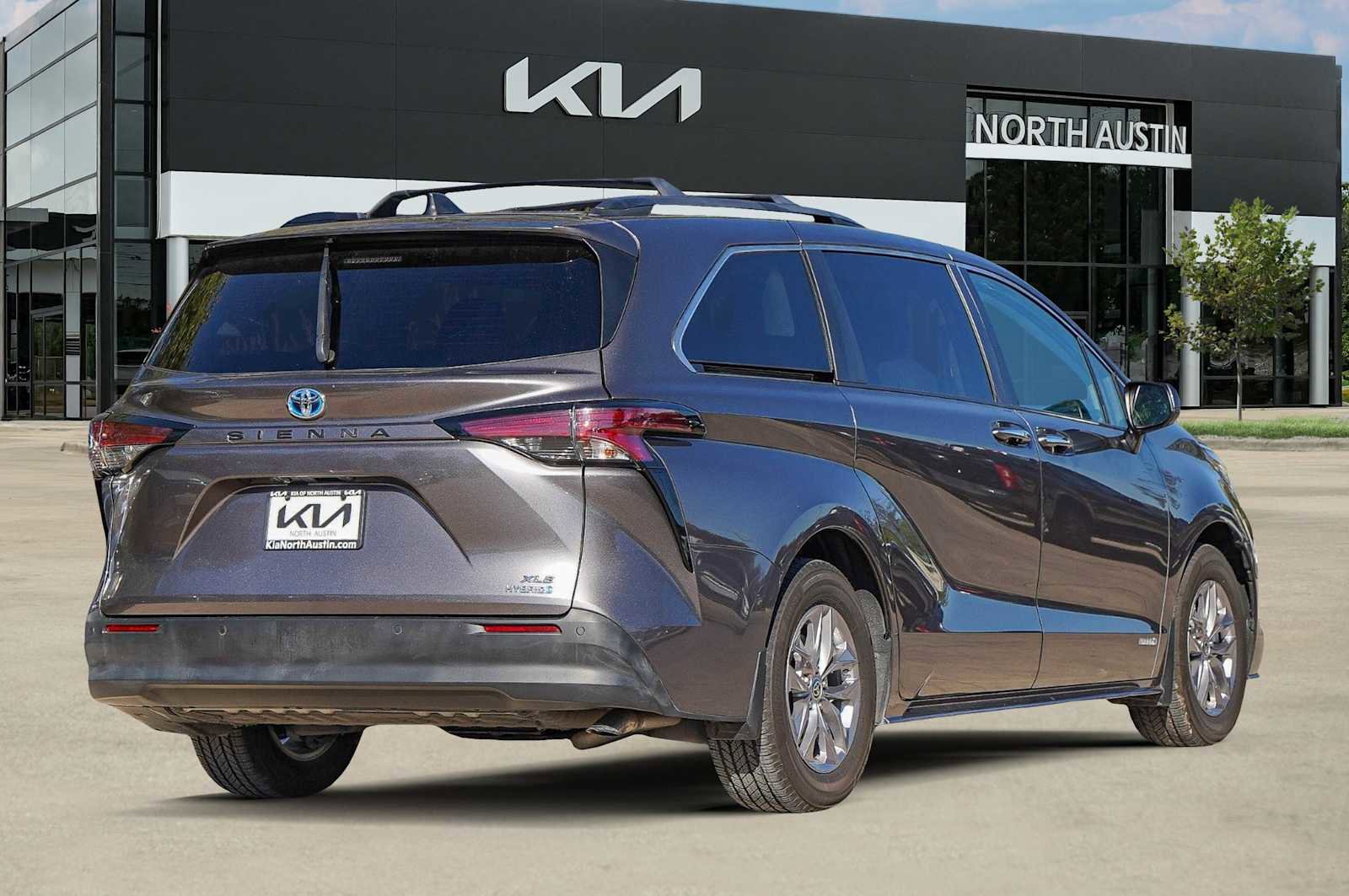 Used 2021 Toyota Sienna XLE image 6