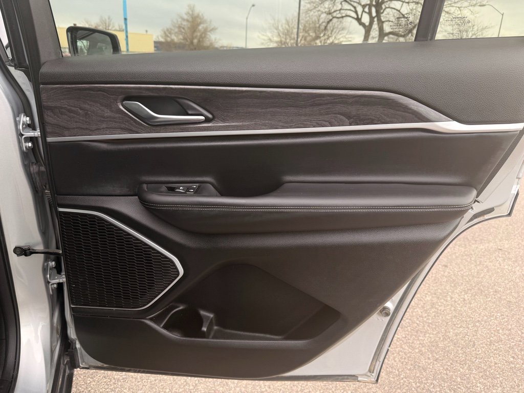 Used 2022 Jeep Grand Cherokee L Limited AWD/4WD image 19