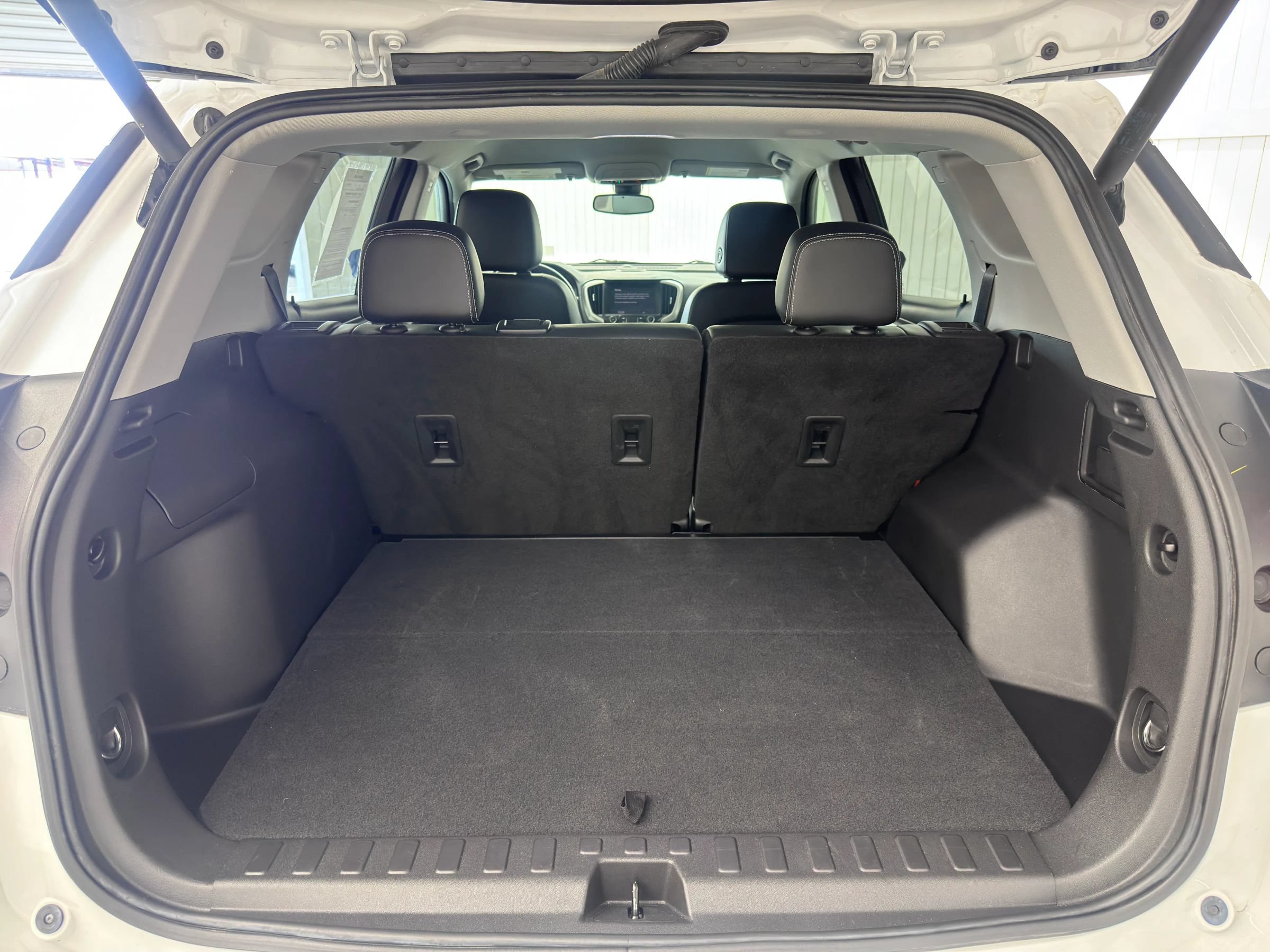 Used 2022 GMC Terrain SLT w/ Infotainment Package II FWD image 13